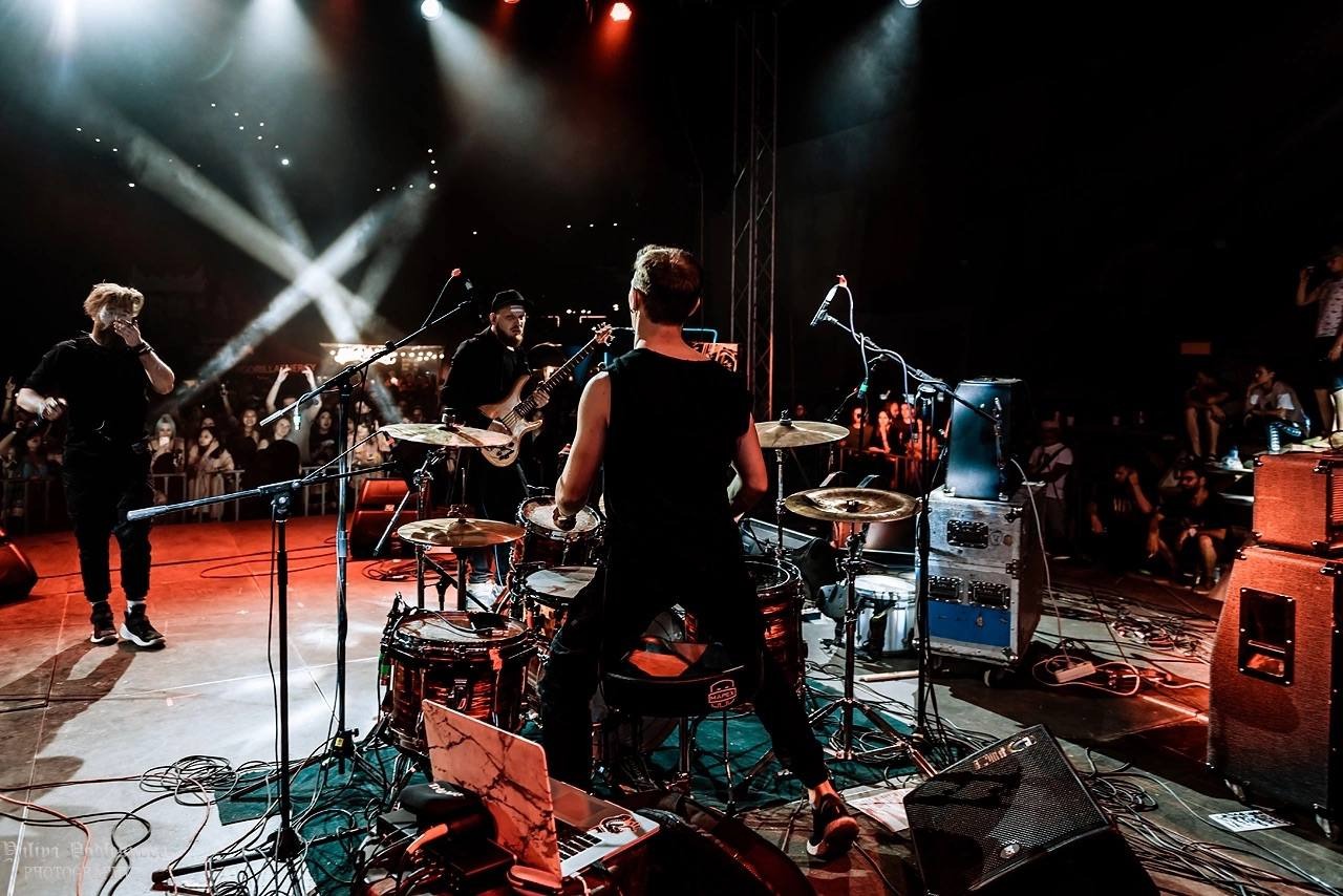 Full band performance